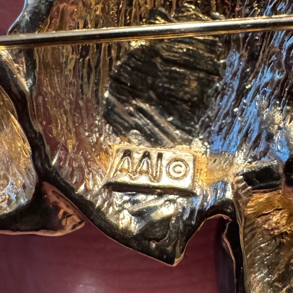 AAI vintage seashell brooch, EUC. Gold tone with enamel and 1 purple rhinestone - Picture 4 of 4